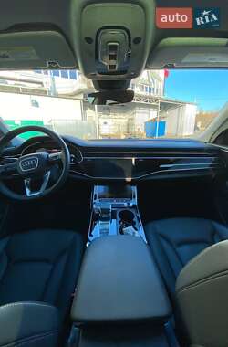 Позашляховик / Кросовер Audi Q8 2022 в 