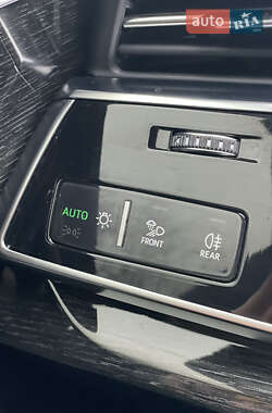 Внедорожник / Кроссовер Audi Q8 2019 в 