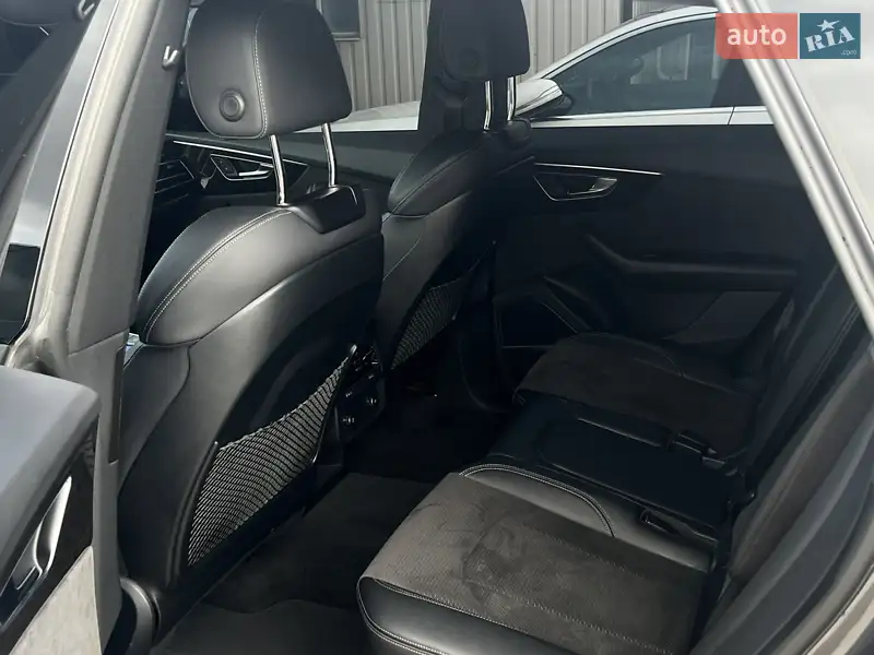 Внедорожник / Кроссовер Audi Q8 2022 в 