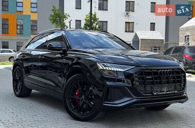 Позашляховик / Кросовер Audi Q8 2021 в 