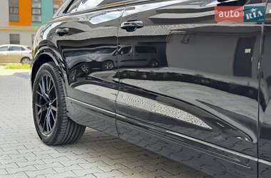 Позашляховик / Кросовер Audi Q8 2021 в 