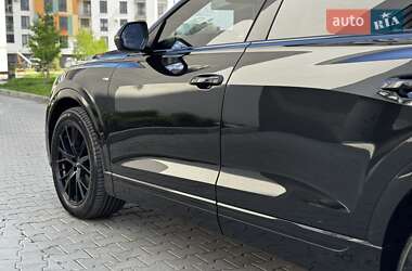 Позашляховик / Кросовер Audi Q8 2021 в 