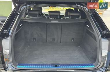 Позашляховик / Кросовер Audi Q8 2021 в 