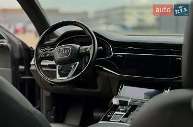 Внедорожник / Кроссовер Audi Q8 2021 в 