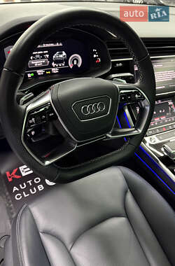 Внедорожник / Кроссовер Audi Q8 2021 в 