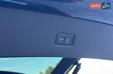 Позашляховик / Кросовер Audi Q8 2024 в 