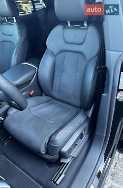 Позашляховик / Кросовер Audi Q8 2024 в 