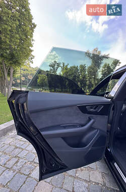 Внедорожник / Кроссовер Audi Q8 2021 в 