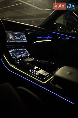 Внедорожник / Кроссовер Audi Q8 2021 в 