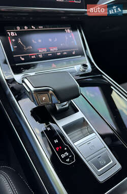 Внедорожник / Кроссовер Audi Q8 2021 в 