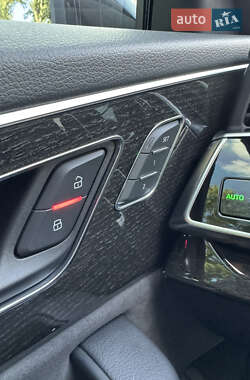 Внедорожник / Кроссовер Audi Q8 2021 в 