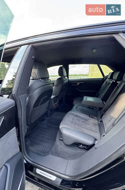 Внедорожник / Кроссовер Audi Q8 2021 в 