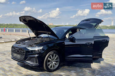Внедорожник / Кроссовер Audi Q8 2021 в 