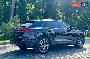 Внедорожник / Кроссовер Audi Q8 2021 в 