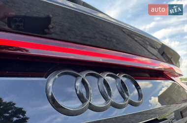 Внедорожник / Кроссовер Audi Q8 2021 в 