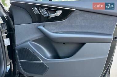 Позашляховик / Кросовер Audi Q8 2024 в 