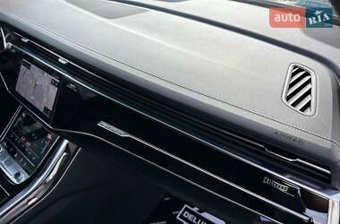 Позашляховик / Кросовер Audi Q8 2024 в 