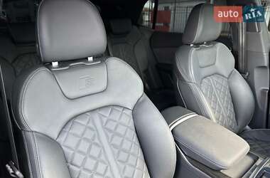 Позашляховик / Кросовер Audi Q8 2024 в 