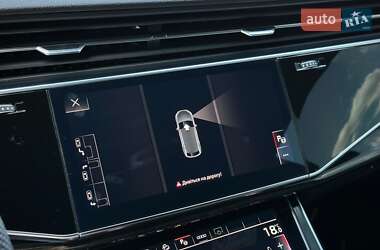 Позашляховик / Кросовер Audi Q8 2024 в 