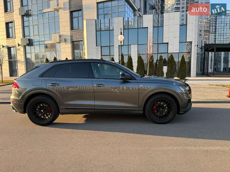 Внедорожник / Кроссовер Audi Q8 2018 в 