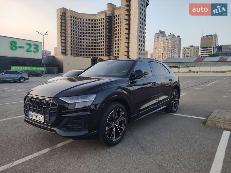 Внедорожник / Кроссовер Audi Q8 2021 в 