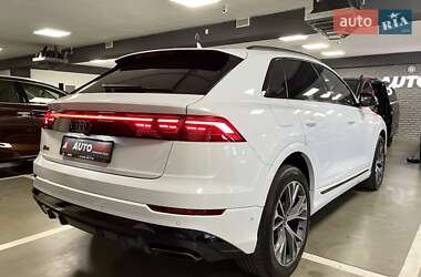 Позашляховик / Кросовер Audi Q8 2024 в 