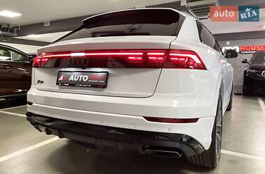 Позашляховик / Кросовер Audi Q8 2024 в 