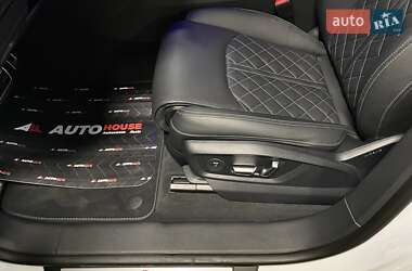 Позашляховик / Кросовер Audi Q8 2024 в 