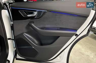 Позашляховик / Кросовер Audi Q8 2024 в 