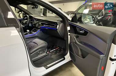 Позашляховик / Кросовер Audi Q8 2024 в 