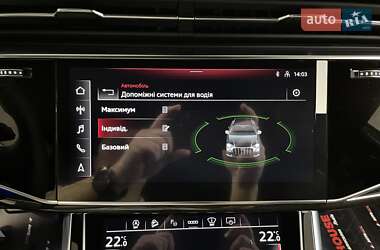 Позашляховик / Кросовер Audi Q8 2024 в 