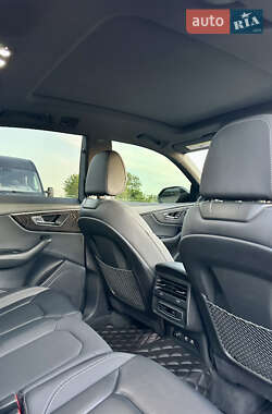 Внедорожник / Кроссовер Audi Q8 2021 в 