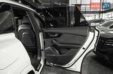 Внедорожник / Кроссовер Audi Q8 2023 в 