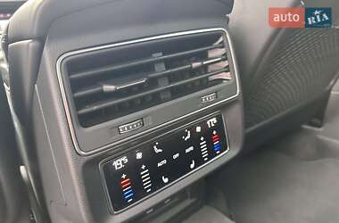 Внедорожник / Кроссовер Audi Q8 2023 в 