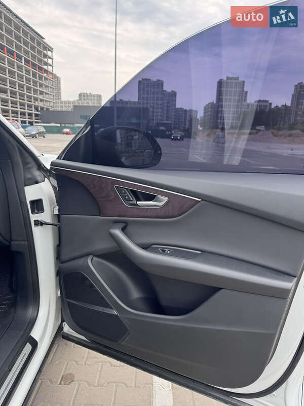 Внедорожник / Кроссовер Audi Q8 2018 в Киеве