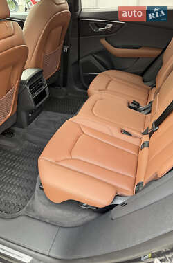 Позашляховик / Кросовер Audi Q8 2023 в 