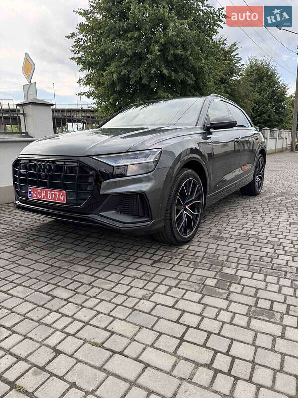 Позашляховик / Кросовер Audi Q8 2023 в 