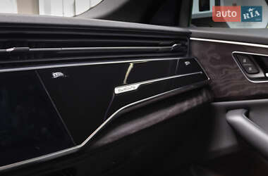 Внедорожник / Кроссовер Audi Q8 2022 в 