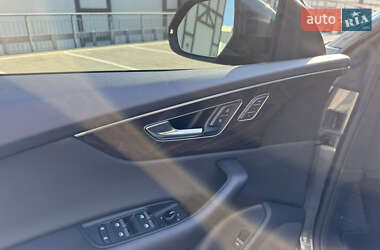 Позашляховик / Кросовер Audi Q8 2020 в 