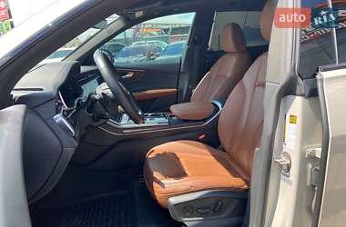 Внедорожник / Кроссовер Audi Q8 2021 в 