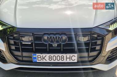 Позашляховик / Кросовер Audi Q8 2021 в 
