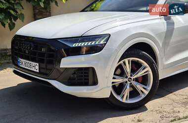 Позашляховик / Кросовер Audi Q8 2021 в 