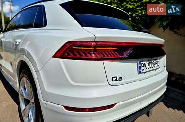 Позашляховик / Кросовер Audi Q8 2021 в 