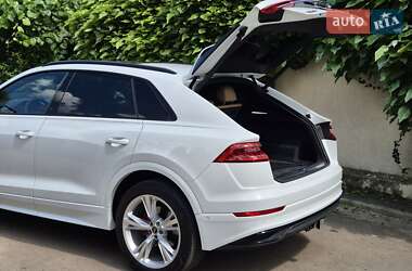 Позашляховик / Кросовер Audi Q8 2021 в 