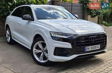 Позашляховик / Кросовер Audi Q8 2021 в 