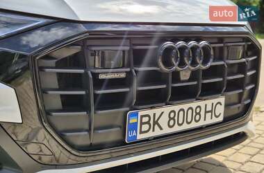 Позашляховик / Кросовер Audi Q8 2021 в 