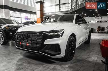 Внедорожник / Кроссовер Audi Q8 2021 в 