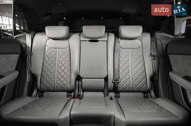 Внедорожник / Кроссовер Audi Q8 2021 в 