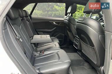 Позашляховик / Кросовер Audi Q8 2020 в 
