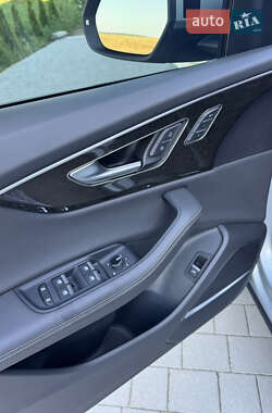 Внедорожник / Кроссовер Audi Q8 2023 в 